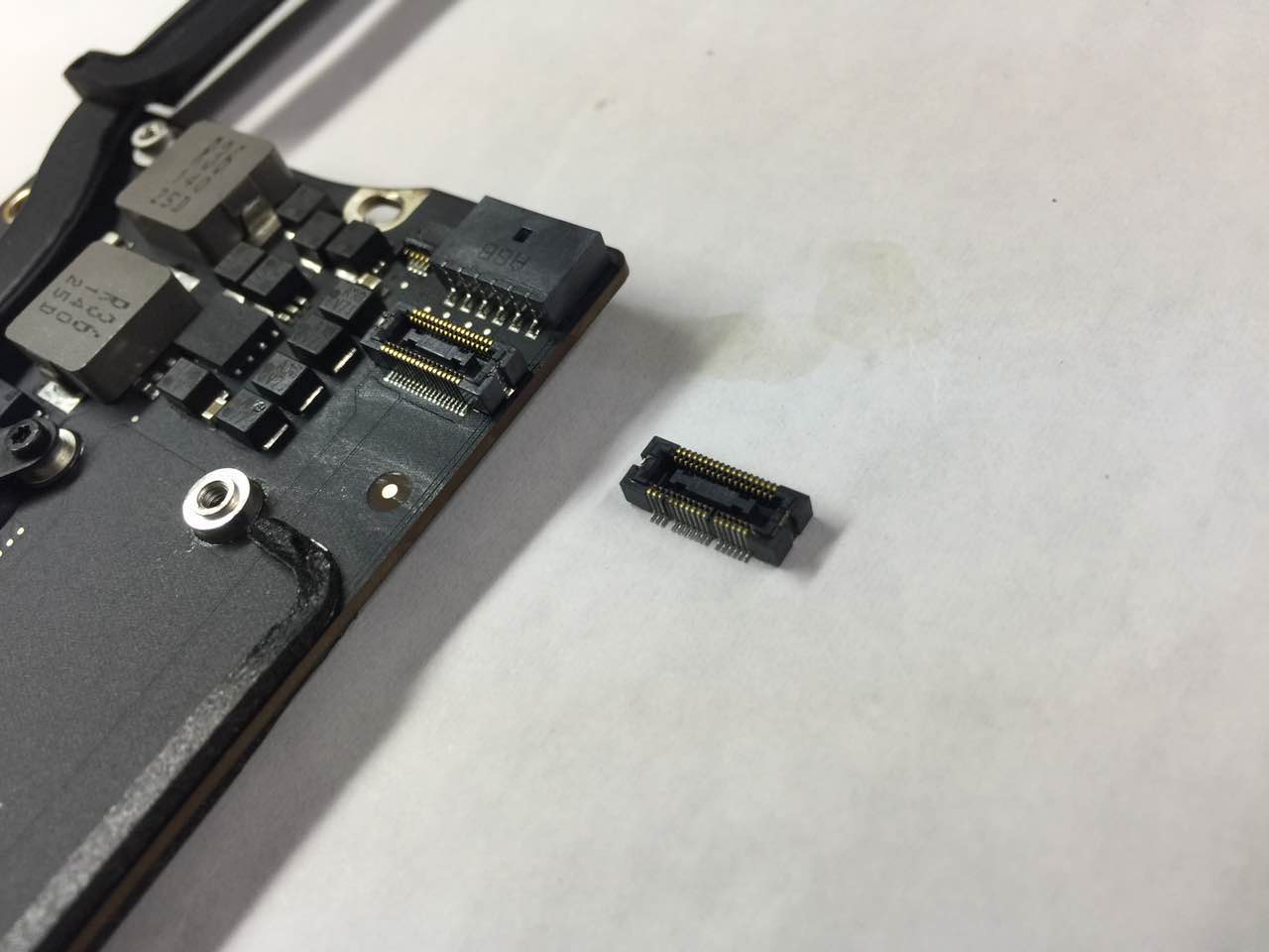 Apple MacBook Air A1369 2011 液体浸透により、電源ボタンを押しても反応なし、ACアダプターのランプもつかない-After 2014.12.24